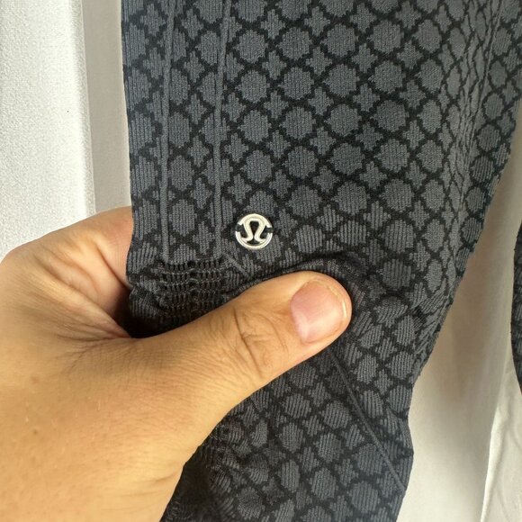 Lululemon Womens Crop Leggings Size 6 Black Geometric Pattern Stretchy - Picture 4 of 5